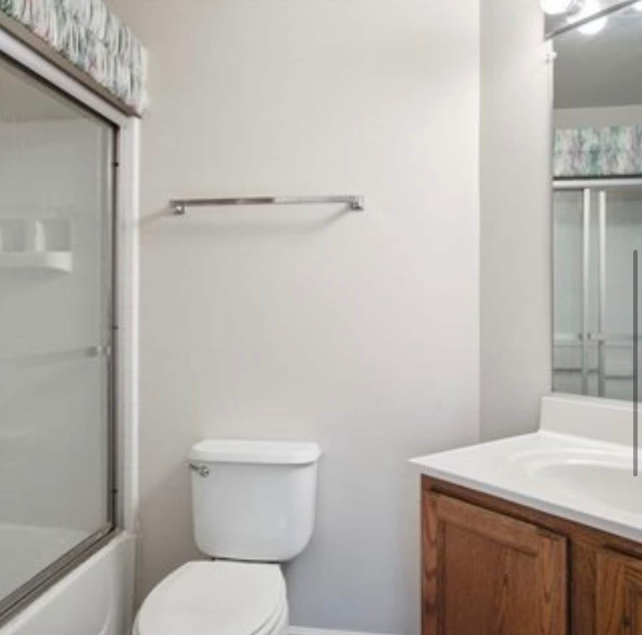 Second room bathroom - 682 Windbrook Cir