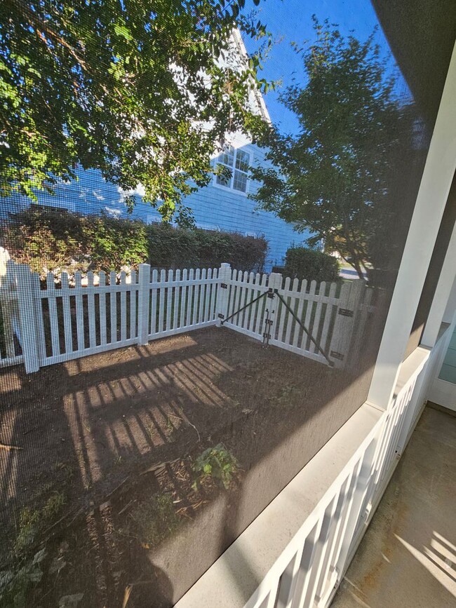 Building Photo - Welcome Home to Comfort and Style in North Charleston, SC!