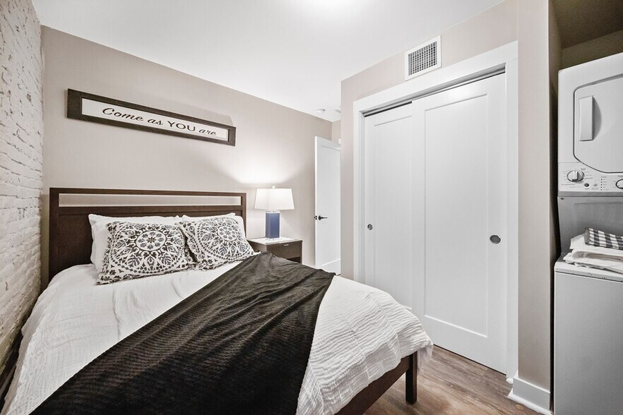 Building Photo - 472 Commercial St