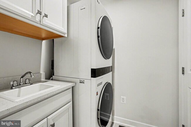 Building Photo - 17414 Southern Shrs Dr