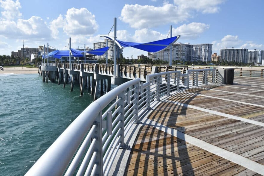 Building Photo - 906 N Riverside Dr