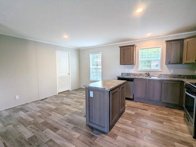 Building Photo - 647 Oregon St