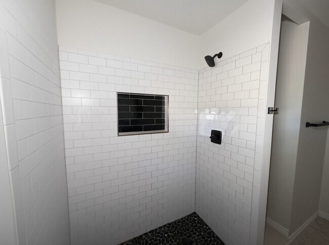 Building Photo - 1512 W Day St