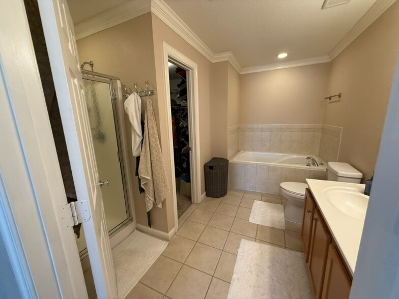 Building Photo - 472 Fieldstone Glen Way