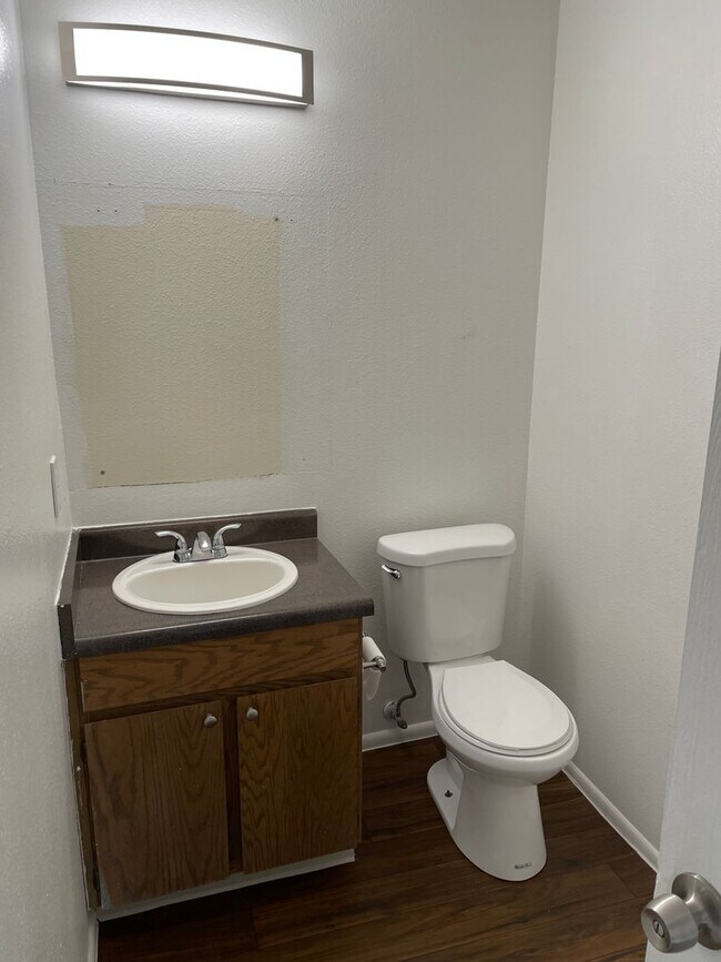 Building Photo - 3-Bedroom 1.5 Bath Twin-Home