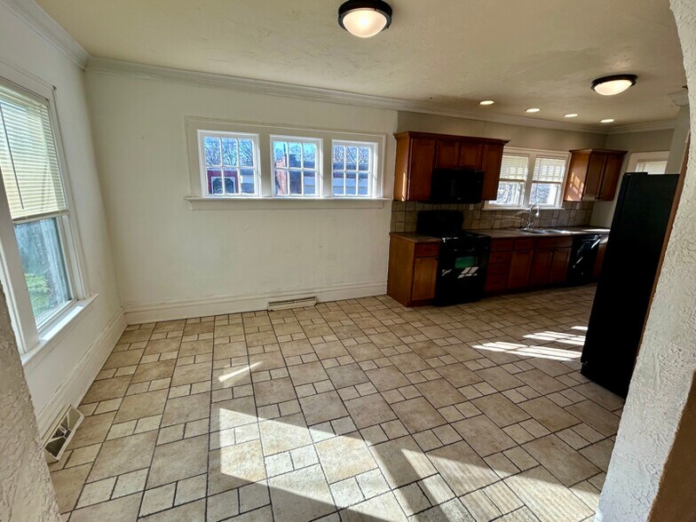 Building Photo - 1407 Strong Ave