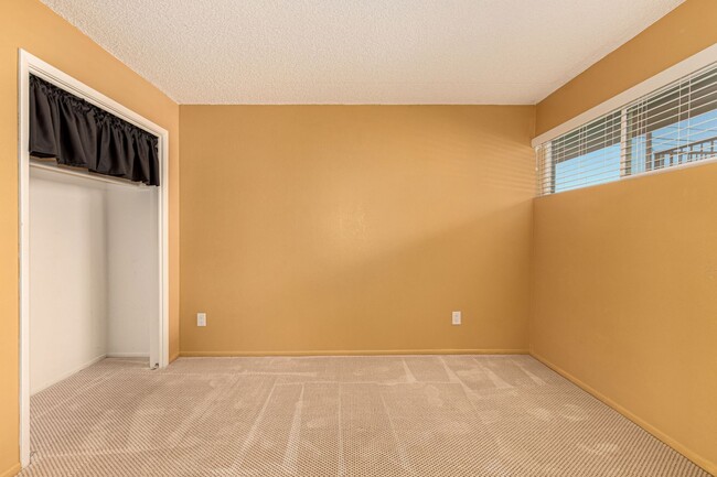 Building Photo - Spacious PHX Condo