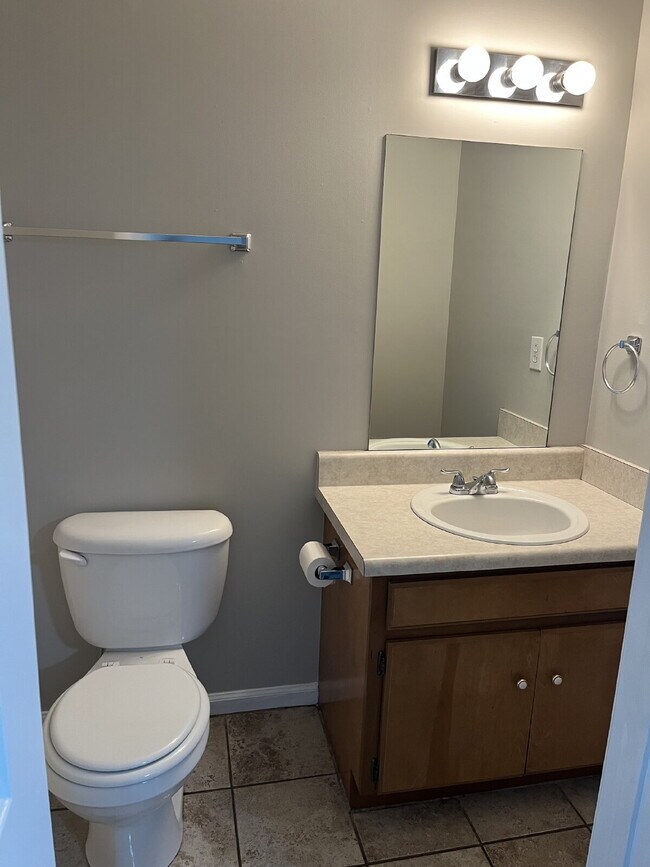 Building Photo - 805 Poplartree Ct