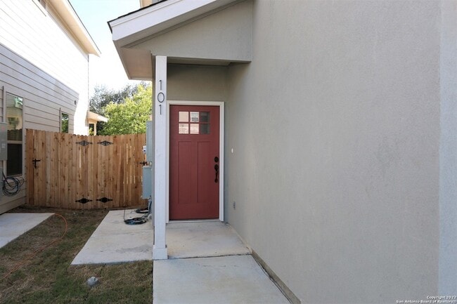 Building Photo - 10310 Lynwood Vlg