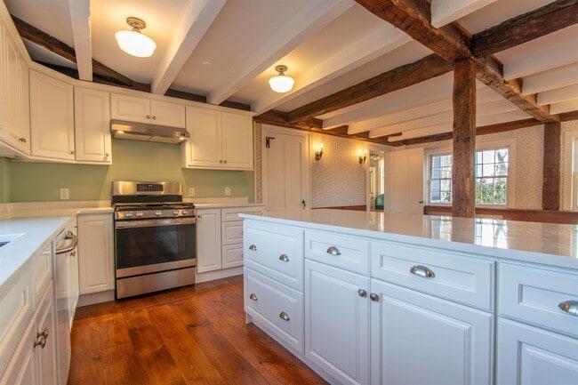 Building Photo - 267 N River Rd