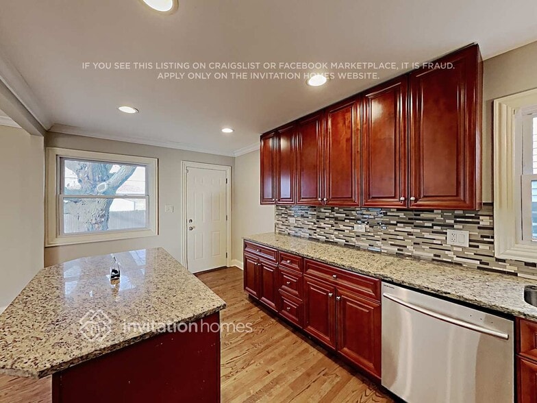 Building Photo - 2436 George St