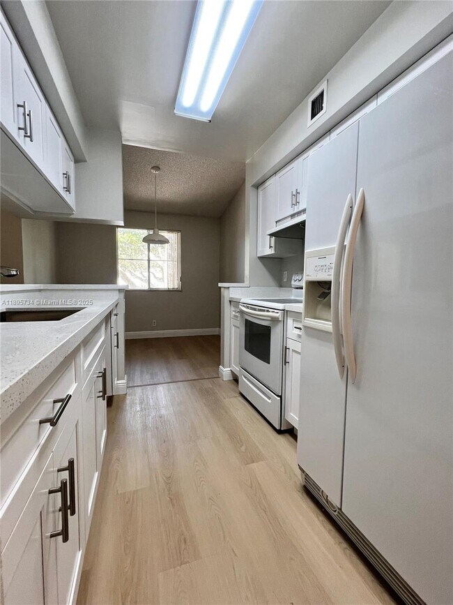 Building Photo - 9855 Westview Dr