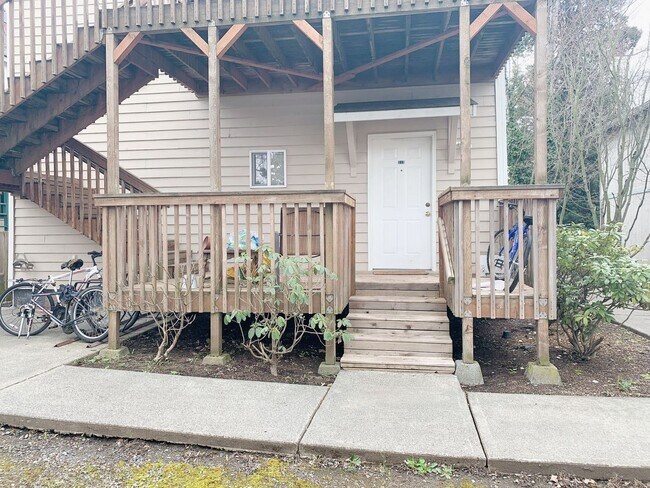 Building Photo - 313/315 Gladstone St