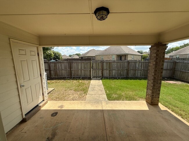 Building Photo - ** 3 Bed 2 Bath located in Ryan Ridge ** Call 334-366-9198 to schedule a self tour