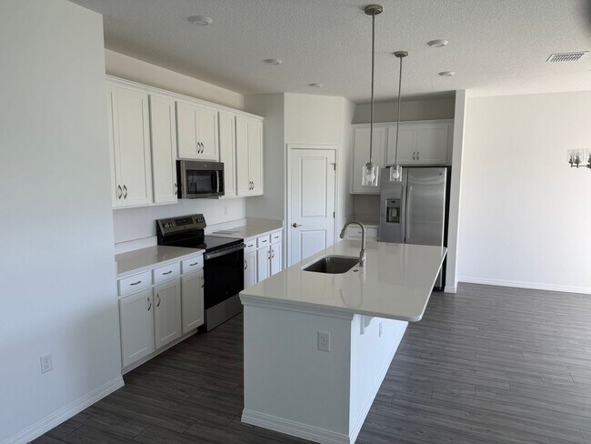 Building Photo - Brand NEW - never used appliances - 4 bedr...