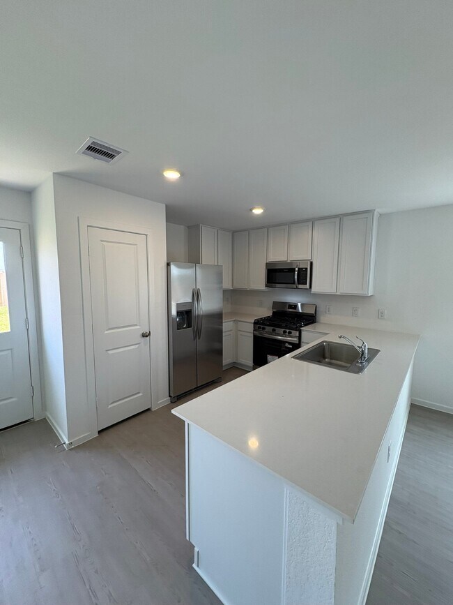 Building Photo - 16810 Great Highlands Dr