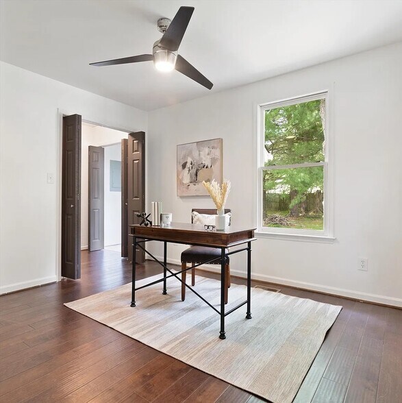 Building Photo - 723 Riverview Dr