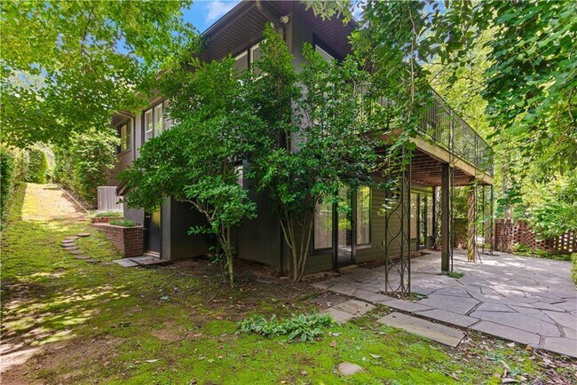 Building Photo - 2901 N Hills Dr NE