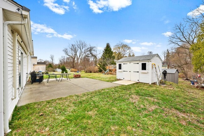 Building Photo - 2881 Meadowcrest Dr