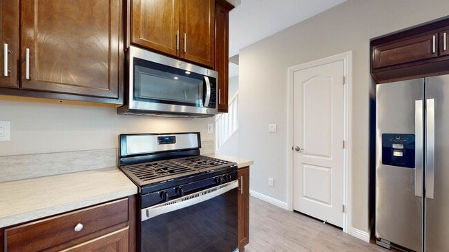 Building Photo - Beautiful 3 Bedroom 3 Full bath with 1 Car...