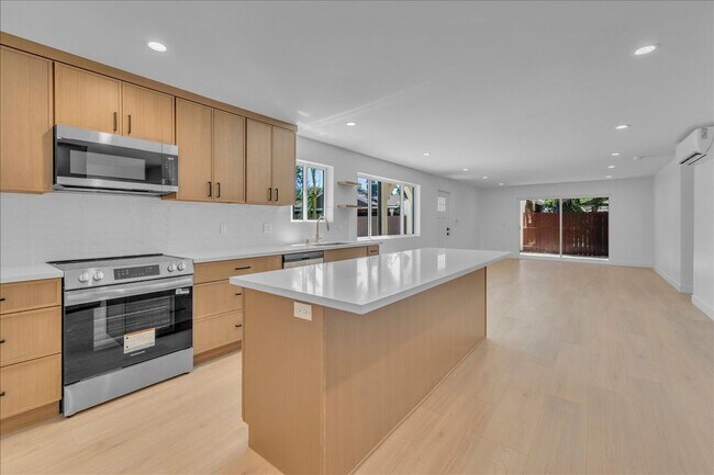 Building Photo - 6915 Encino Ave