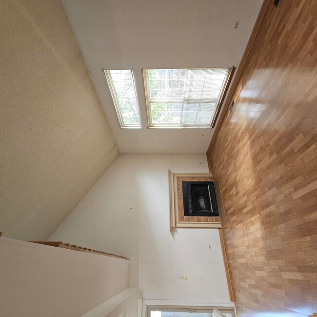 Building Photo - 1368 N Knollwood Dr