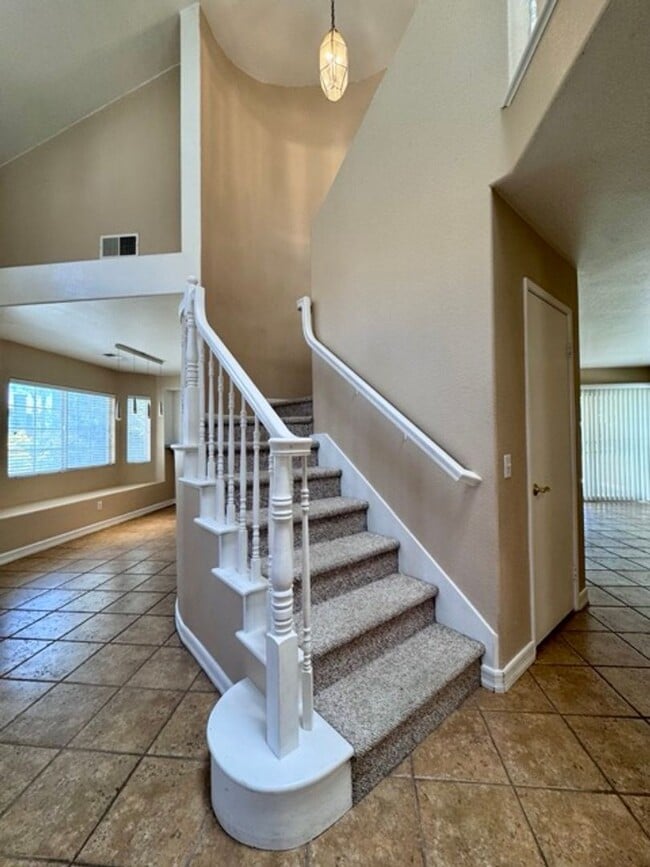 Building Photo - Spacious 4 Bedroom Home with Expansive Bac...
