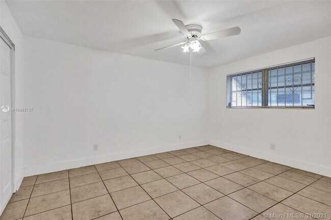 Building Photo - 11652 NE 11th Pl