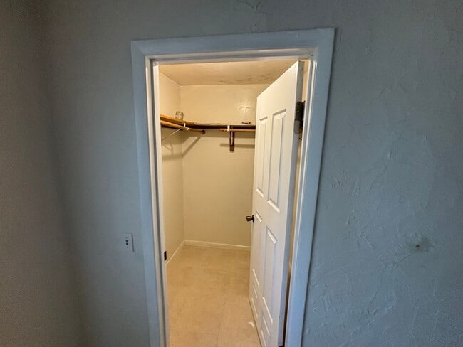 Building Photo - 4 Bedroom 1 1/2 Bathroom Single Family House