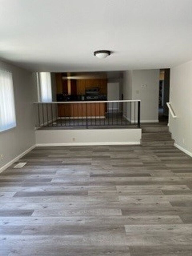 Building Photo - -Spacious 4 Bed 2.5 Bath, House, with Hew Hardwood Floors throughout -