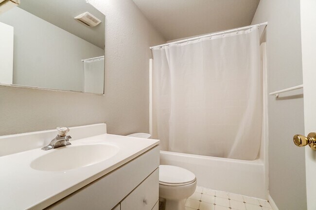 Building Photo - 3704 Willow Run Dr