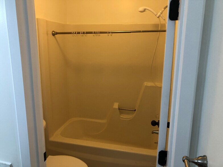 Building Photo - 85 Old Town Rd