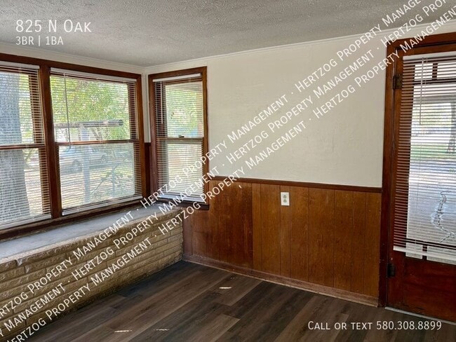 Building Photo - 825 N Oak-