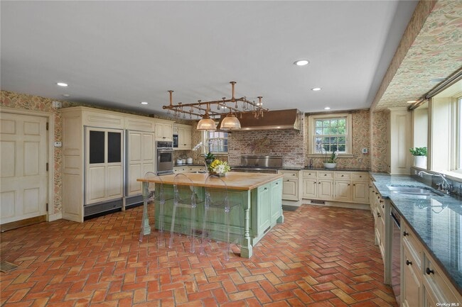 Building Photo - 60 Piping Rock Rd