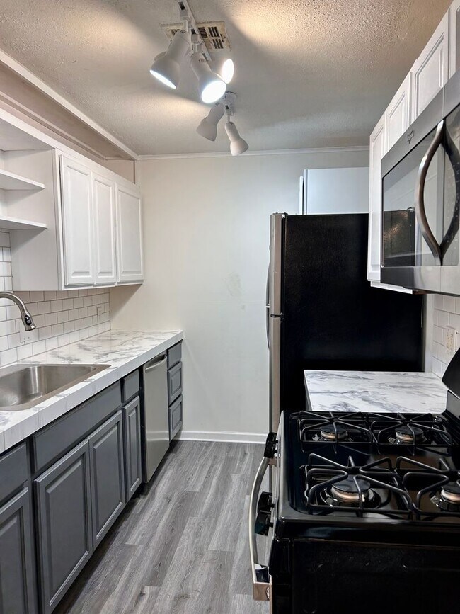 Building Photo - Remodeled Home In Patrick Henry/Edison School District!