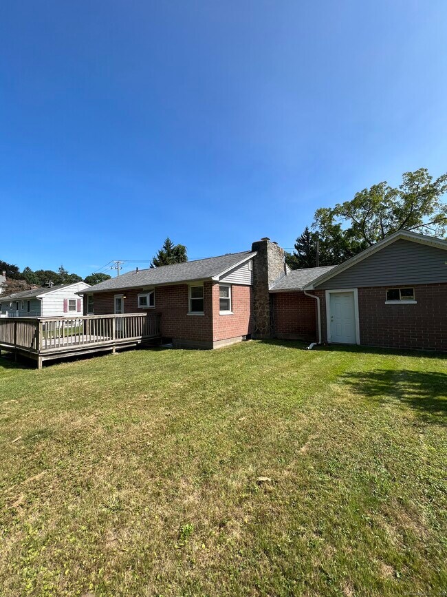 Building Photo - 21 Meadowside Rd