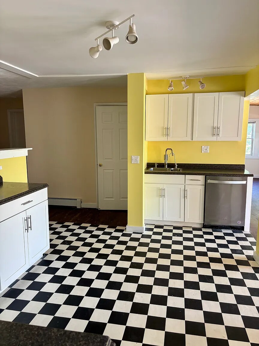 Building Photo - 192 Front St