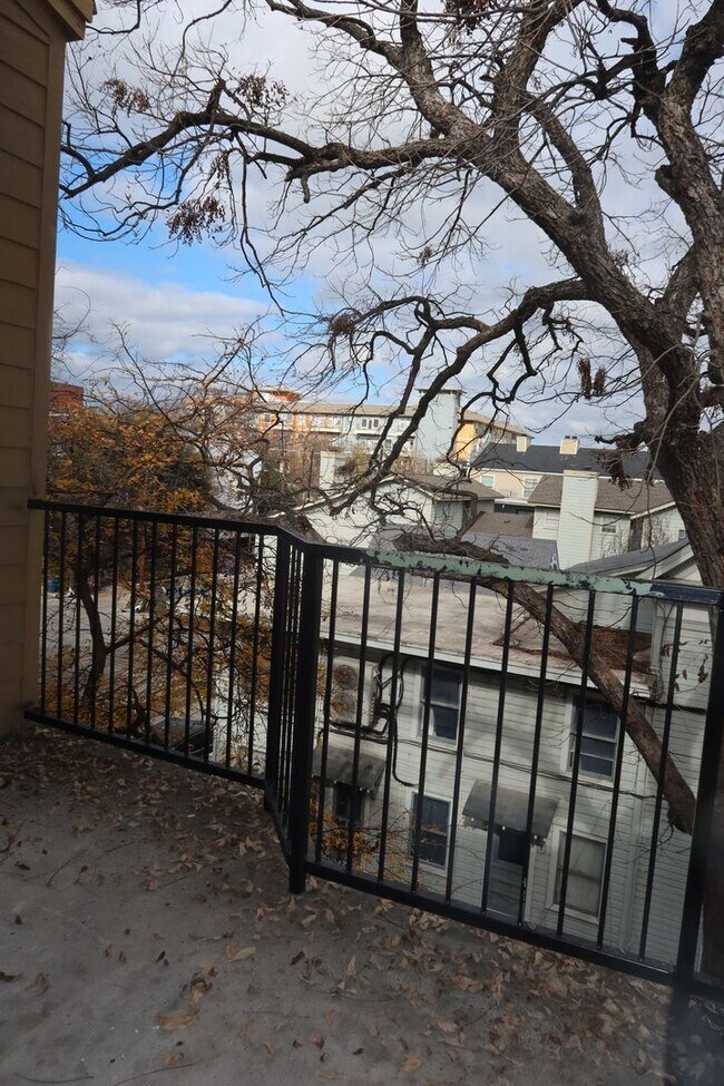 Building Photo - Wesdgewood West Campus - 1BD / !BA - 10 Ft Ceilings - Nodern Appliances - Gated - W/D -  $1000