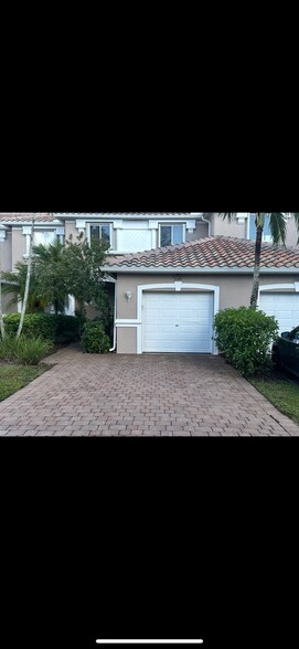 Building Photo - Townhouse with Amenities Galore: 3 BR / 2.5 Bath In The Colonnade Community