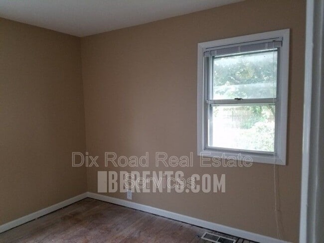 Building Photo - 1096 Corwin Ave