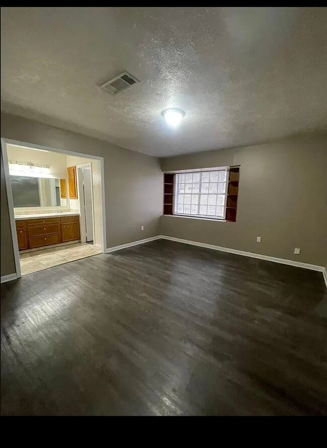 Building Photo - 233 Pecan Creek Dr