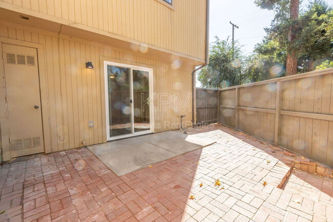 Building Photo - 955 Academy St