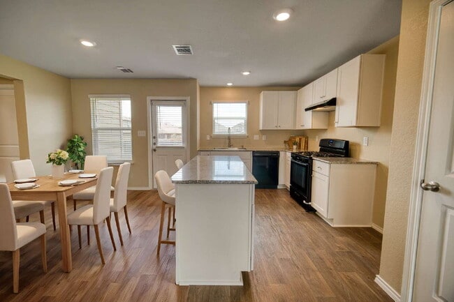 Building Photo - 3BD/2.5BA– ELECTRICITY INCLUDED!