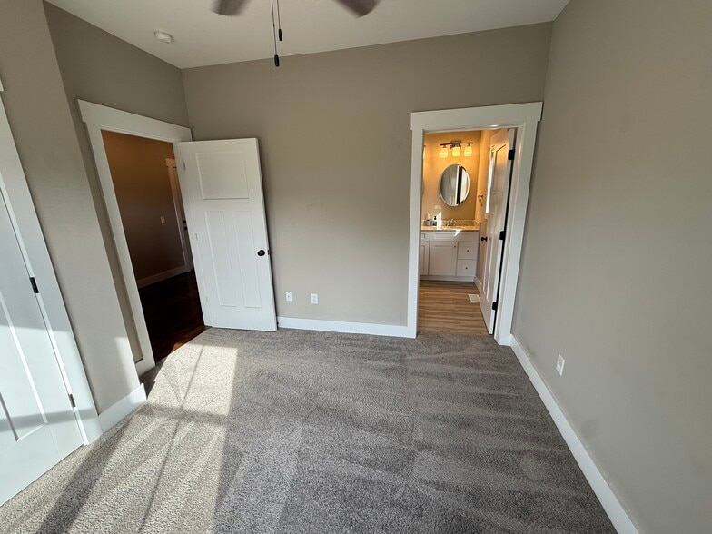 Building Photo - 1124 Cross Pointe Dr