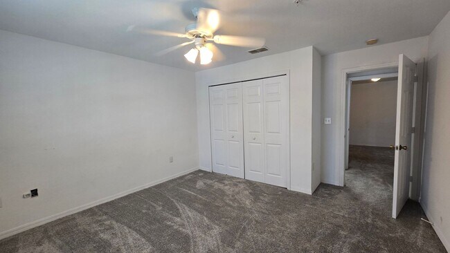 Building Photo - Spacious 2 Bed, 2 Bath Condo in Gated Comm...