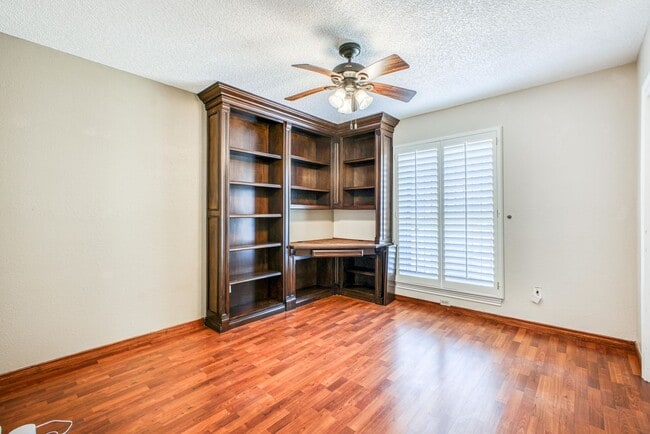 Building Photo - Beautiful House with 4 bed - 2 baths - office & covered big Jacuzzi