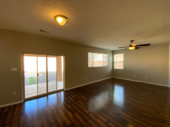 Building Photo - 4 Bedroom Home Available Near Unser Blvd N...