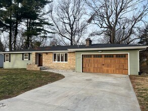 Building Photo - Newly Remodeled Property in Southeast Springfield