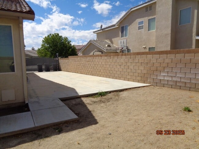 Building Photo - Beautiful One Story Offering 1559 sq. ft. ...
