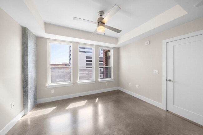 Building Photo - 1825 N San Jacinto Street Unit 641